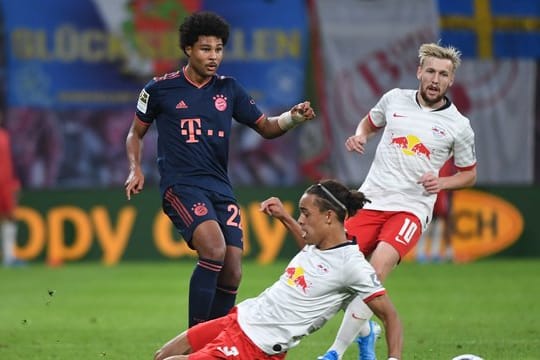 Serge Gnabry (l) wird beim FC Bayern München von Beginn an spielen.