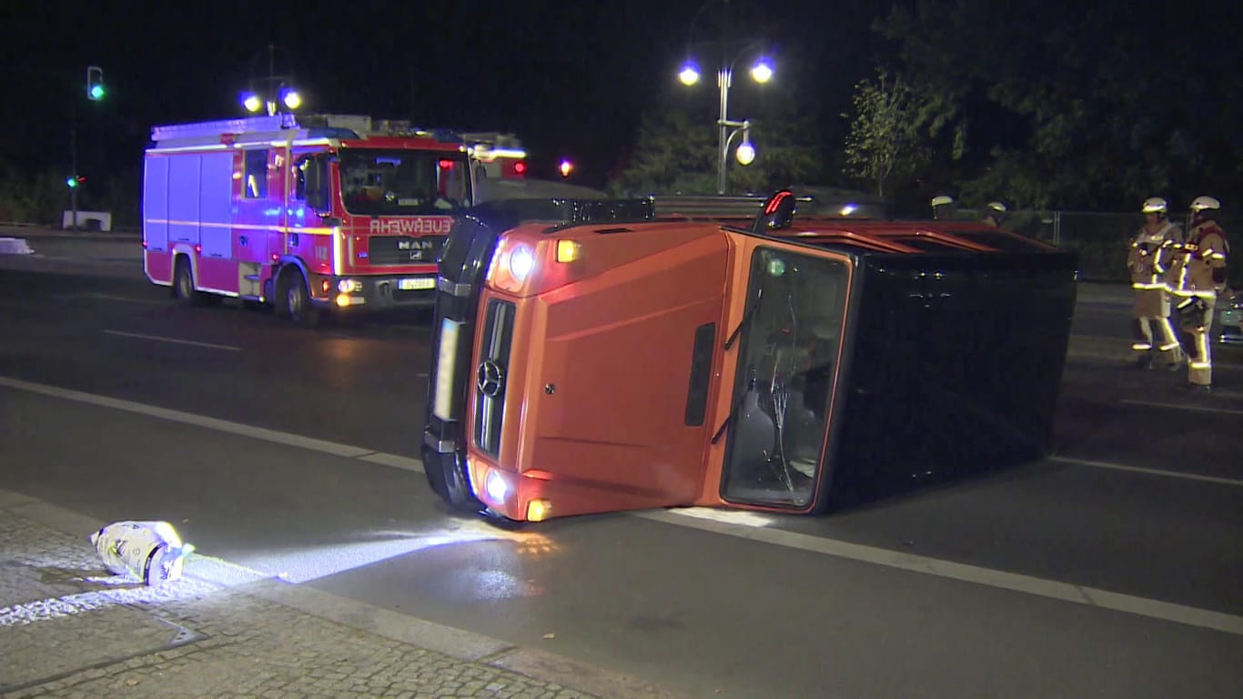 Die Unfallstelle in Berlin: Zwei Mäner sind mit einem Mercedes vom Typ G-Klasse umgekippt.