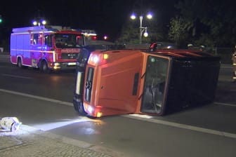 Die Unfallstelle in Berlin: Zwei Mäner sind mit einem Mercedes vom Typ G-Klasse umgekippt.