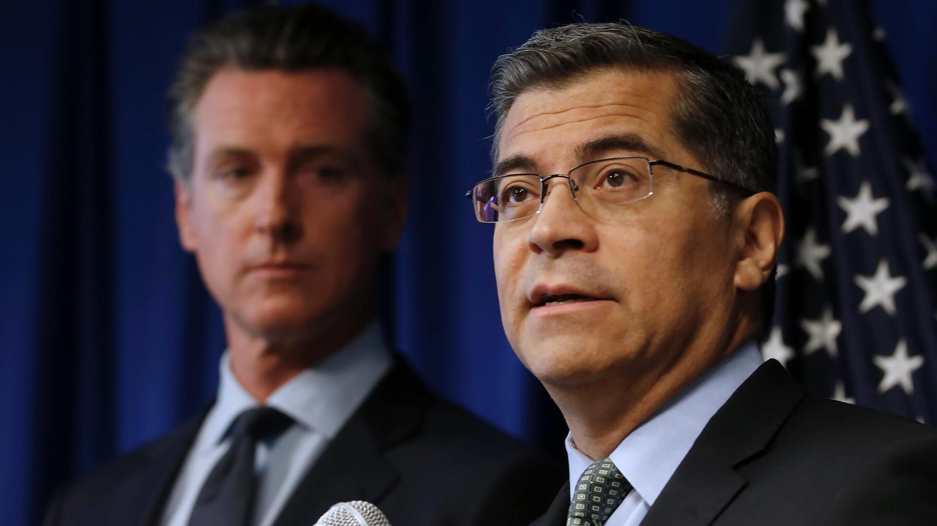 Der kalifornische Generalstaatsanwalt Xavier Becerra (r.) und Gouverneur Gavin Newsom auf einer Pressekonferenz: Kalifornien will freiwillig deutlich striktere Emissionsauflagen einhalten als von der Trump-Regierung geplant.