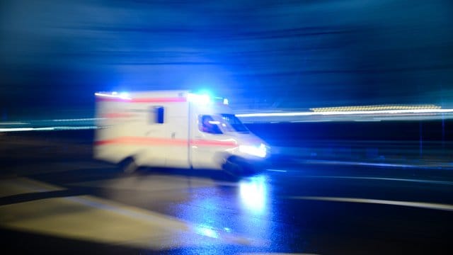 Ein Rettungswagen mit Blaulicht: Zwei Menschen sind bei einem Flugunglück ums Leben gekommen. Ein Rettungswagen mit Blaulicht: Zwei Menschen sind bei einem Flugunglück ums Leben gekommen.