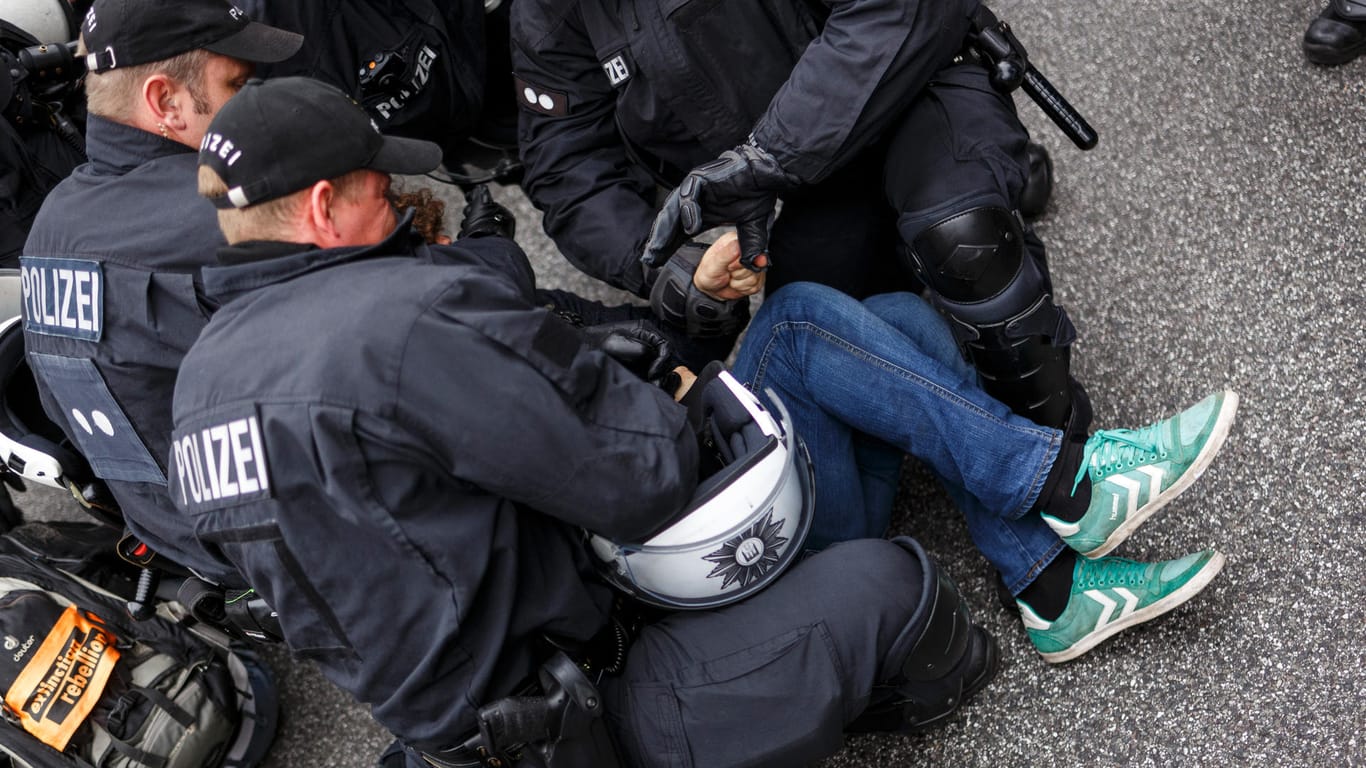 Polizisten bei der Räumung von Sitzblockaden in Hamburg: Aktivisten und Politiker werfen der Polizei vor, unverhältnismäßig oft sogenannte Schmerzgriffe zur Räumung der Blockaden genutzt zu haben.