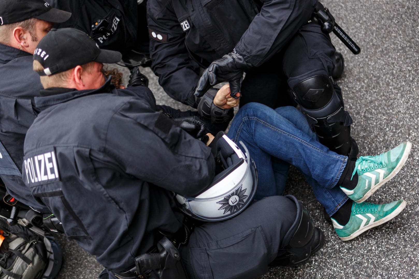 Polizisten bei der Räumung von Sitzblockaden in Hamburg: Aktivisten und Politiker werfen der Polizei vor, unverhältnismäßig oft sogenannte Schmerzgriffe zur Räumung der Blockaden genutzt zu haben.