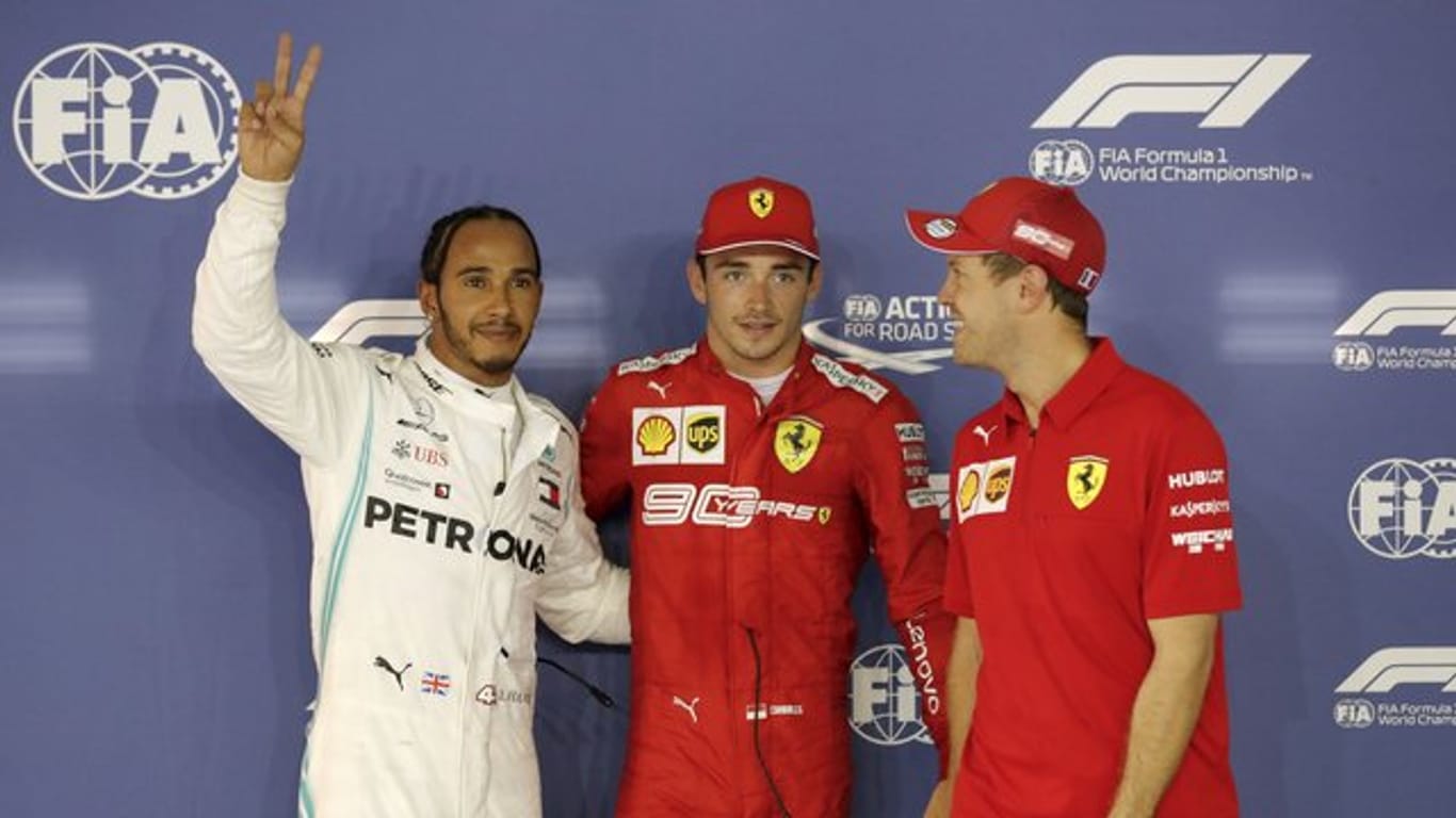 Sicherte sich die Pole vor Lewis Hamilton (l) und Sebastian Vettel (r) die Pole Position in Singapur: Charles Leclerc (M).