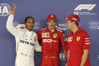 Sicherte sich die Pole vor Lewis Hamilton (l) und Sebastian Vettel (r) die Pole Position in Singapur: Charles Leclerc (M).