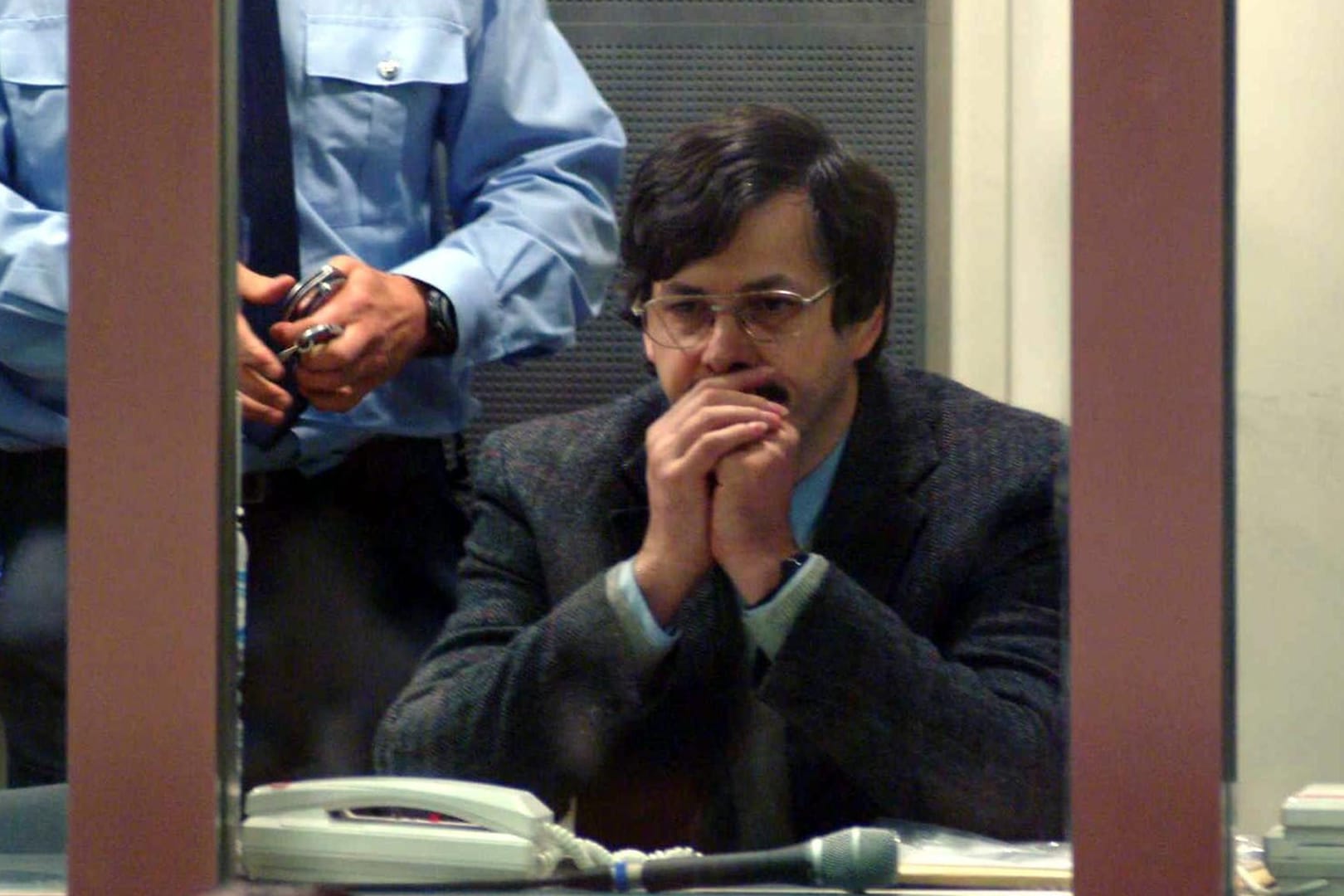 Marc Dutroux sitzt im Jahr 2004 vor der Urteilsverlesung der Geschworenen im Gericht: Sein eigentliches Urteil sieht eine Haftstrafe bis 2034 vor.