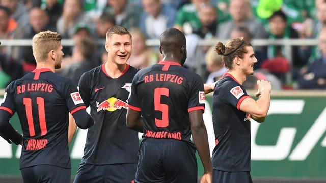 Timo Werner (l-r), Willi Orban, Dayot Upamecano und Torschütze Marcel Sabitzer feiern ein weiteres Tor in Bremen.