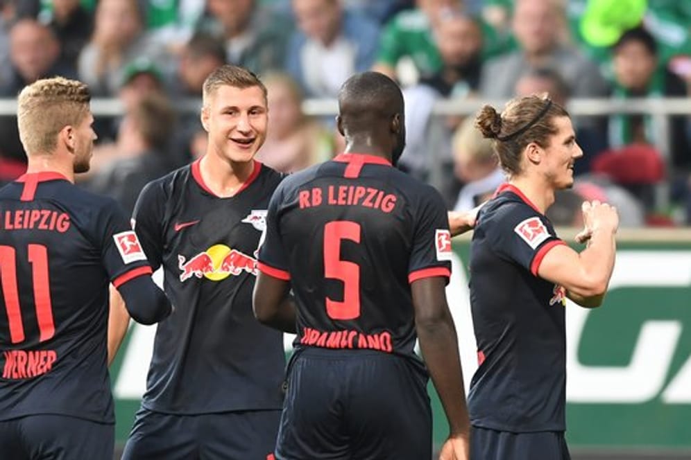Timo Werner (l-r), Willi Orban, Dayot Upamecano und Torschütze Marcel Sabitzer feiern ein weiteres Tor in Bremen.
