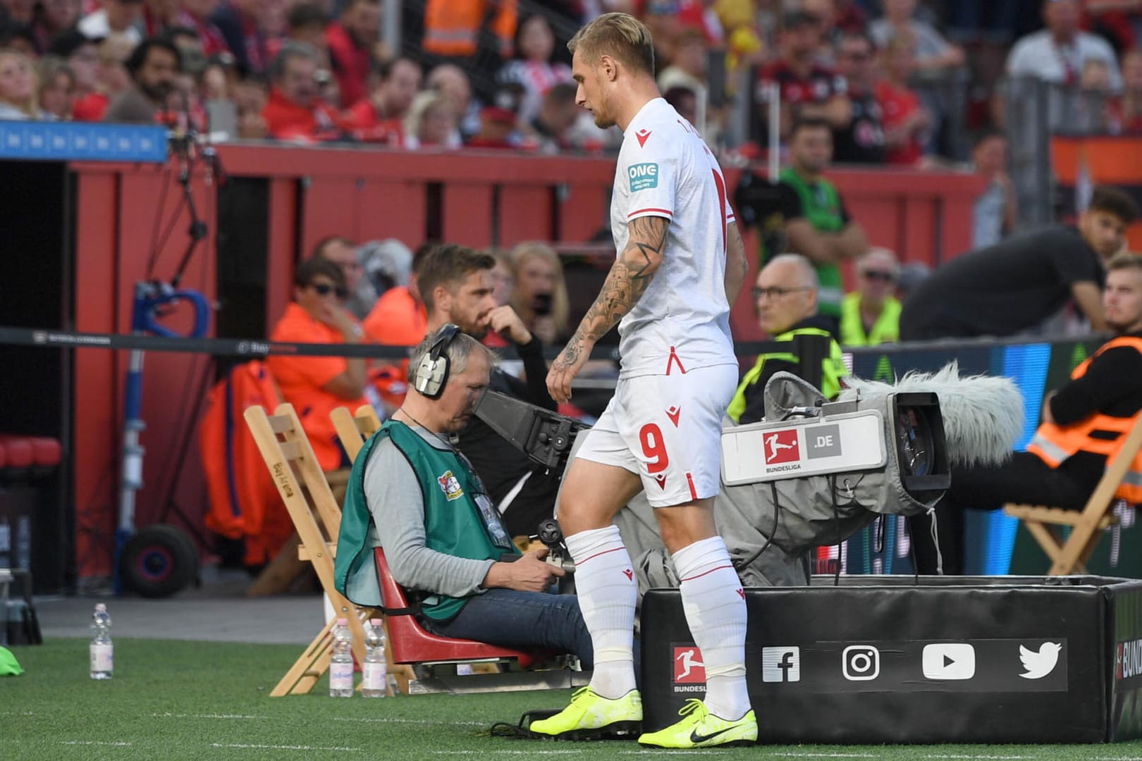 Frustriert: Unions Polter verlässt nach seinem Platzverweis das Spielfeld.