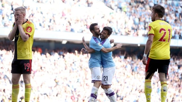 Bernardo Silva (M/l) von Manchester City umarmt David Silva (M/r) nach dem sechsten Treffer gegen Watford. Bernardo Silva (M/l) von Manchester City umarmt David Silva (M/r) nach dem sechsten Treffer gegen Watford.