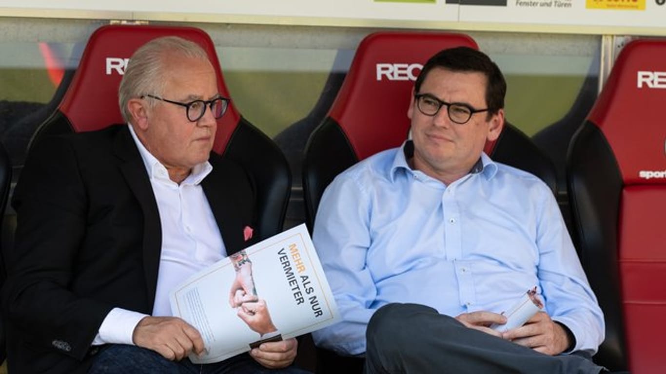 Freibugs Präsident Fritz Keller (l) und Geschäftsführer Oliver Leki beim Spiel gegen den FC Augsburg auf der Bank.