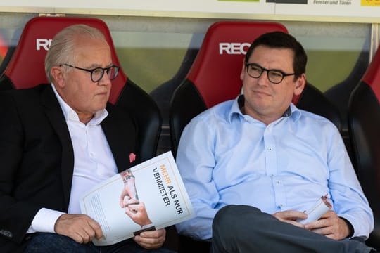 Freibugs Präsident Fritz Keller (l) und Geschäftsführer Oliver Leki beim Spiel gegen den FC Augsburg auf der Bank.