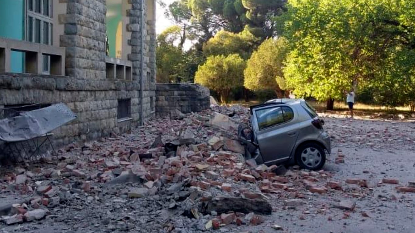Zerstörtes Auto an der Universität Tirana: Das heftigste Beben hatte nach Angaben der US-Erdbebenwarte USGS eine Stärke von 5,6.