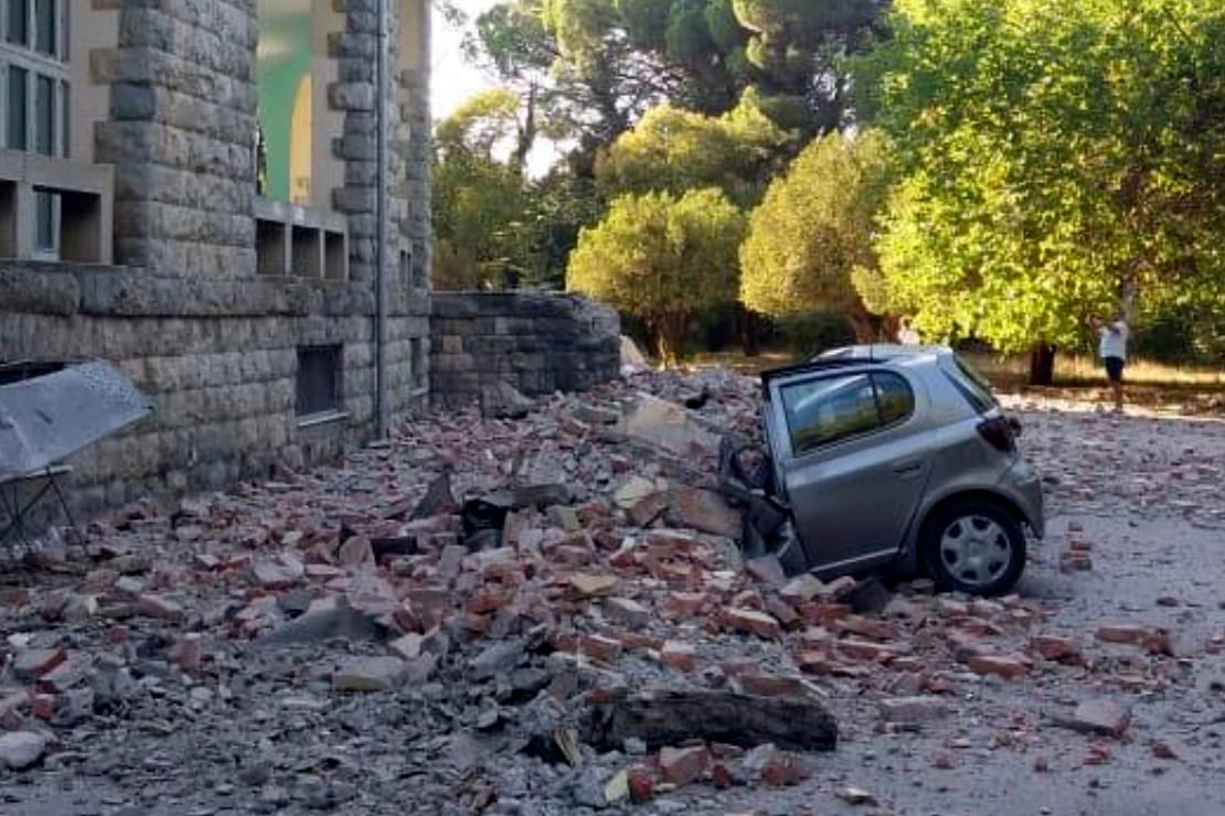 Zerstörtes Auto an der Universität Tirana: Das heftigste Beben hatte nach Angaben der US-Erdbebenwarte USGS eine Stärke von 5,6.