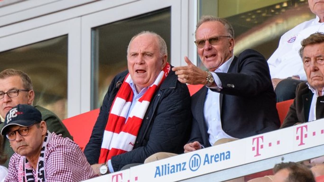 Hatte in der Torwartdebatte noch für einen Rundumschlag gesorgt: Uli Hoeneß (l, neben Karl-Heinz Rummenigge) beim Spiel gegen den FC Köln.