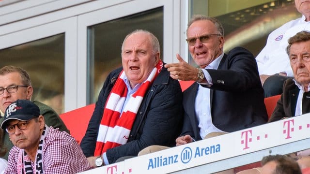 Hatte in der Torwartdebatte noch für einen Rundumschlag gesorgt: Uli Hoeneß (l, neben Karl-Heinz Rummenigge) beim Spiel gegen den FC Köln. Hatte in der Torwartdebatte noch für einen Rundumschlag gesorgt: Uli Hoeneß (l, neben Karl-Heinz Rummenigge) beim Spiel gegen den FC Köln.