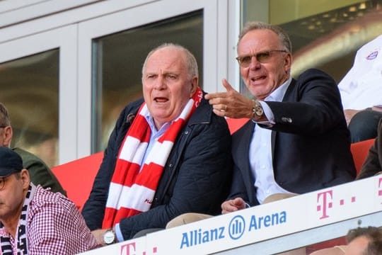 Hatte in der Torwartdebatte noch für einen Rundumschlag gesorgt: Uli Hoeneß (l, neben Karl-Heinz Rummenigge) beim Spiel gegen den FC Köln.