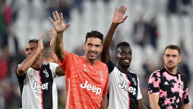 Juve-Torhüter Gianluigi Buffon winkt Anhängern nach dem Ende des Spiels gegen Verona zu.