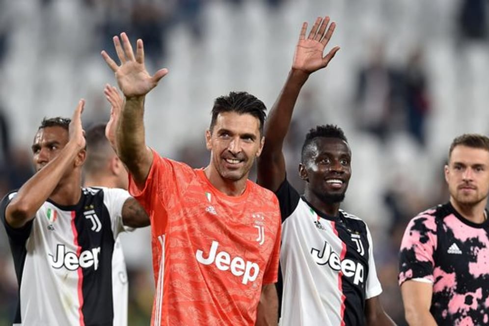 Juve-Torhüter Gianluigi Buffon winkt Anhängern nach dem Ende des Spiels gegen Verona zu.
