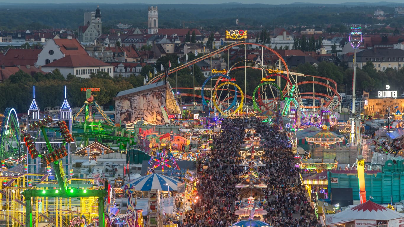Blick übers Okotberfest auf der Münchner Theresienwiese: Durch Ökostrom und Ökogas spart das Fest etwa 1.000 Tonnen CO2 ein.