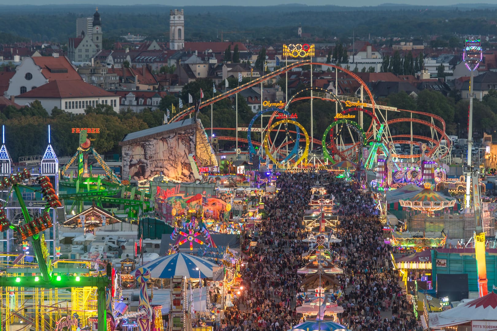 Blick übers Okotberfest auf der Münchner Theresienwiese: Durch Ökostrom und Ökogas spart das Fest etwa 1.000 Tonnen CO2 ein.