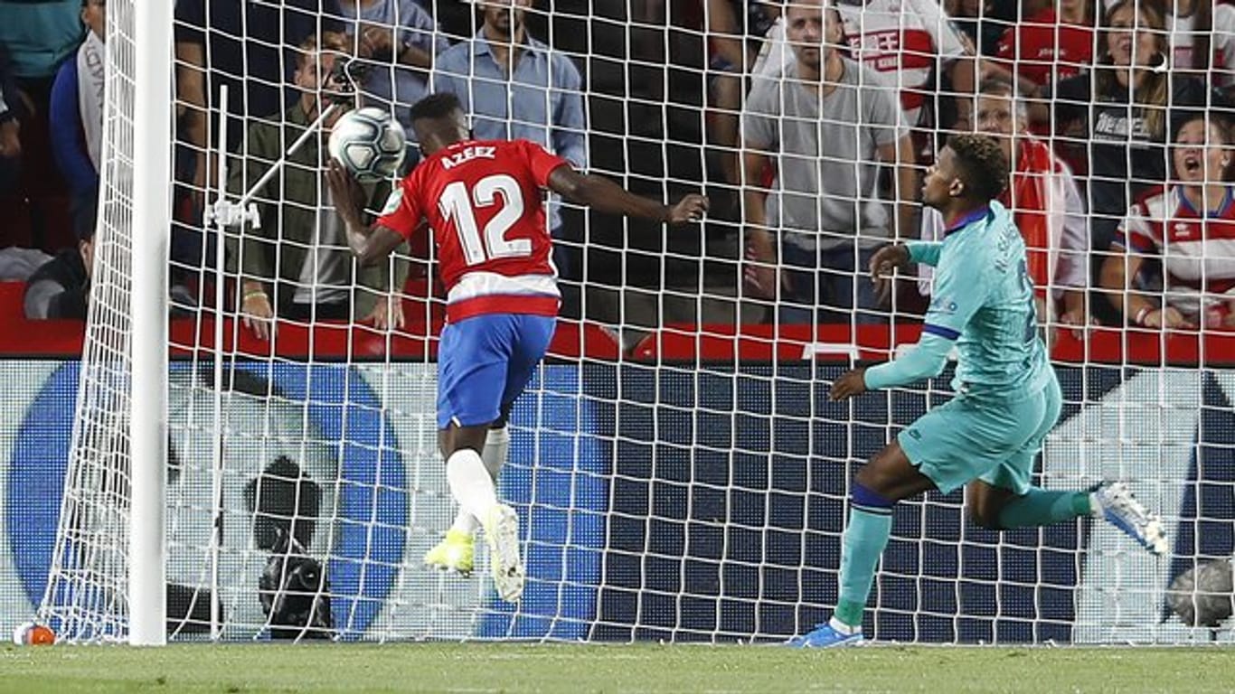 Ramon Azzez (r) erzielt das 1:0 für den FC Granada im Spiel gegen den FC Barcelona.