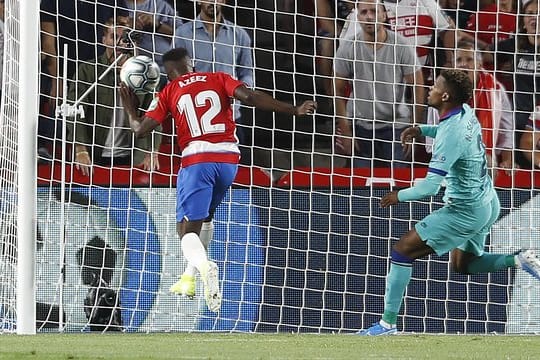 Ramon Azzez (r) erzielt das 1:0 für den FC Granada im Spiel gegen den FC Barcelona.