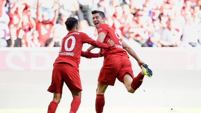 Die Bayern sind sehr von Torjäger Robert Lewandowski (r) abhängig.