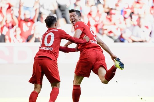 Die Bayern sind sehr von Torjäger Robert Lewandowski (r) abhängig.