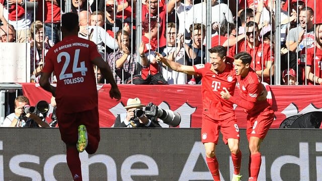 Trumpfte gegen den FC Köln groß auf: Robert Lewandowski (M) bejubelt mit Philippe Coutinho (r) und Corentin Tolisso einen Treffer.