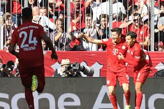 Trumpfte gegen den FC Köln groß auf: Robert Lewandowski (M) bejubelt mit Philippe Coutinho (r) und Corentin Tolisso einen Treffer.