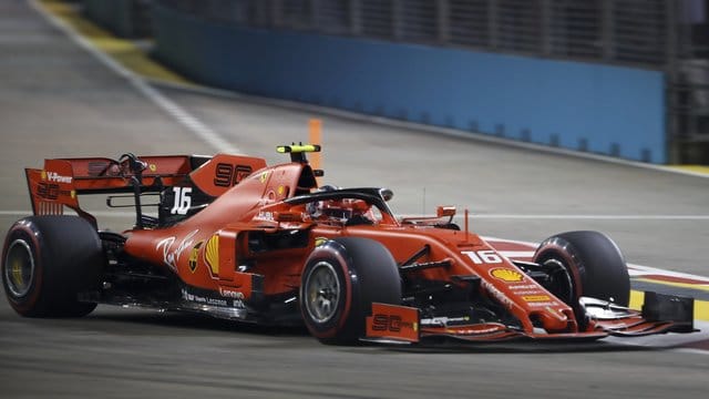 Ferrari-Pilot Charles Leclerc hat sich die Pole für das Rennen in Singapur gesichert. Ferrari-Pilot Charles Leclerc hat sich die Pole für das Rennen in Singapur gesichert.