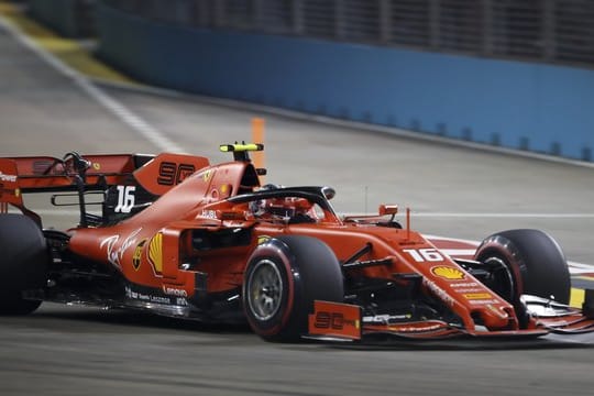 Ferrari-Pilot Charles Leclerc hat sich die Pole für das Rennen in Singapur gesichert. Ferrari-Pilot Charles Leclerc hat sich die Pole für das Rennen in Singapur gesichert.