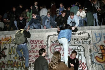 Berlin, Nacht vom 9. auf den 10. November 1989: Als die Mauer fiel, spielte Harald Jäger dabei eine Rolle.