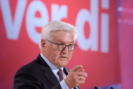 Bundespräsident Frank-Walter Steinmeier spricht zur Eröffnung des Verdi-Bundeskongresses in Leipzig.