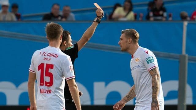 Union-Stürmer Sebastian Polter (r) sah in Leverkusen die Rote Karte. Union-Stürmer Sebastian Polter (r) sah in Leverkusen die Rote Karte.