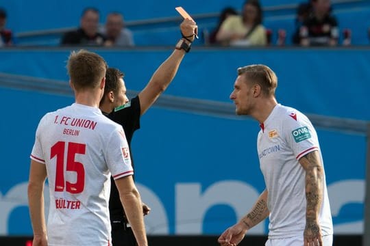 Union-Stürmer Sebastian Polter (r) sah in Leverkusen die Rote Karte.