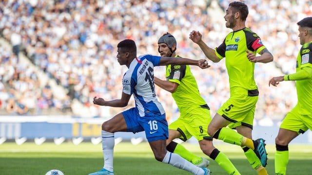 Javairo Dilrosun (l) schoss das 1:0 für Hertha BSC.