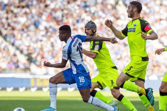 Javairo Dilrosun (l) schoss das 1:0 für Hertha BSC.