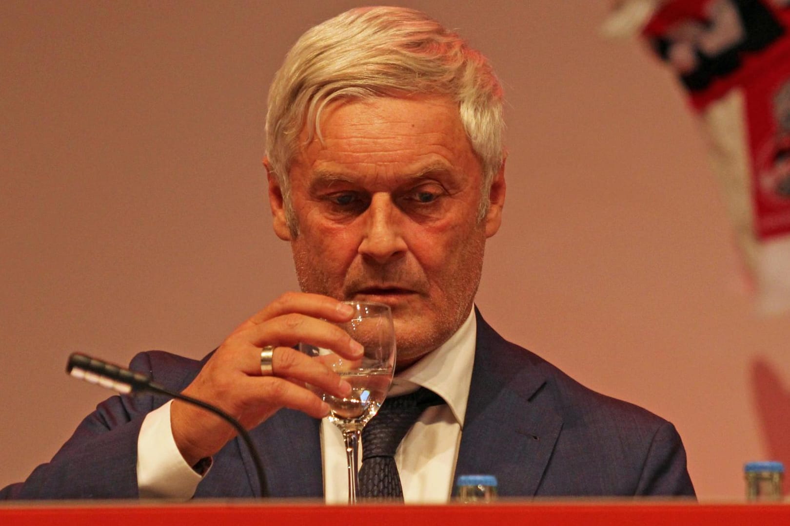 Armin Veh, Geschäftsführer des 1. FC Köln, ist nach der Niederlage gegen die Bayern bedient.
