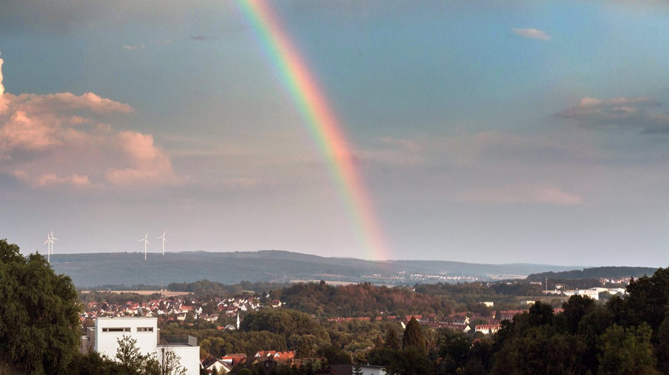 Regenbogen in Hessen: Nach dem sommerlichen Wochenende wird es deutschlandweit kühler.
