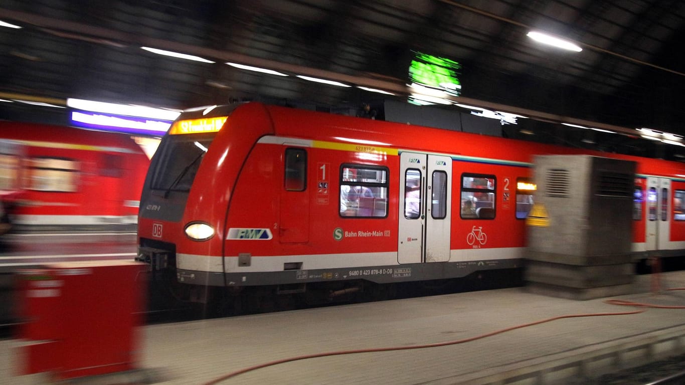 S-Bahn in Frankfurt am Main: Ein 22-Jähriger wurde beim Surfen auf einem Bahndach schwer verletzt. (Symbolbild)