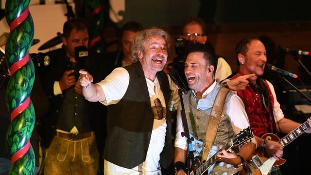 Moderator Thomas Gottschalk (l) im Marstall Festzelt auf der Bühne.