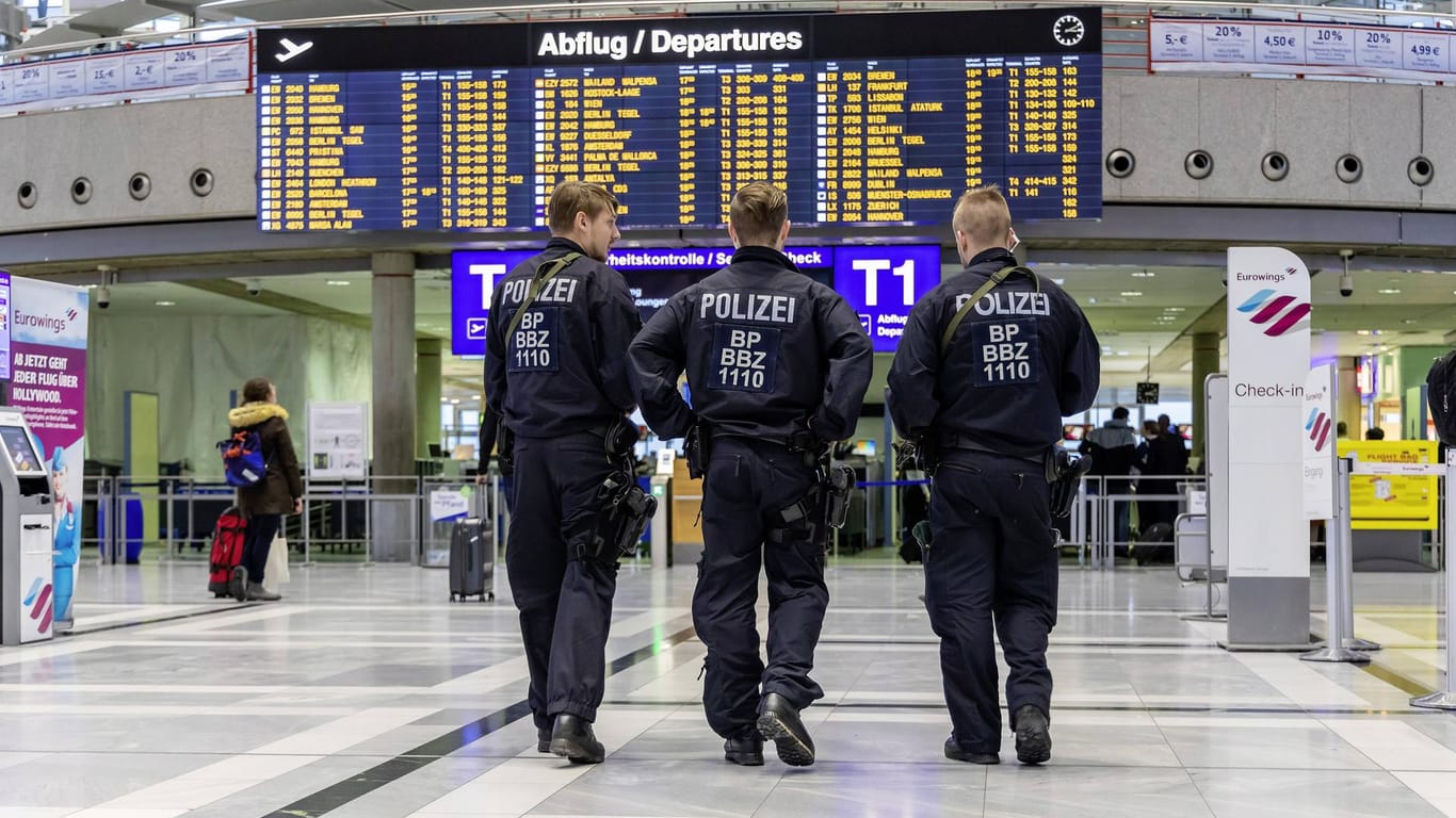 Polizisten am Flughafen Stuttgart (Symbolbild): DieZahl illegaler Einreisen nach Deutschland per Flieger hat leicht zugenommen.