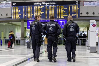 Polizisten am Flughafen Stuttgart (Symbolbild): DieZahl illegaler Einreisen nach Deutschland per Flieger hat leicht zugenommen.