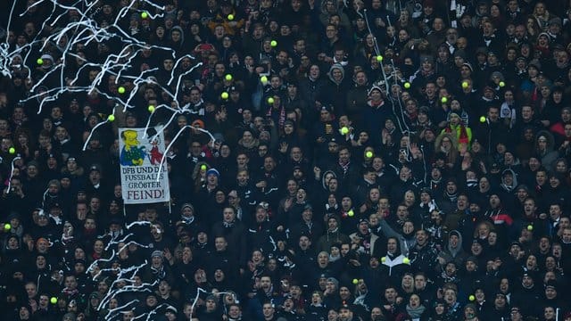 Bei Montagsspielen flogen von der Tribüne Tennisbälle auf den Platz.