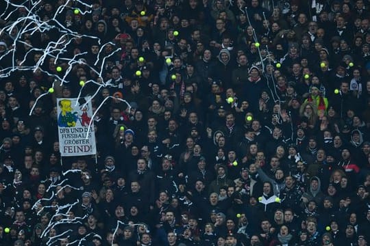 Bei Montagsspielen flogen von der Tribüne Tennisbälle auf den Platz.