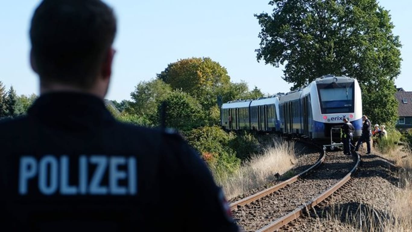 Ein Polizist steht in der Nähe des Unglücksortes auf dem Bahngleis bei Isenbüttel.