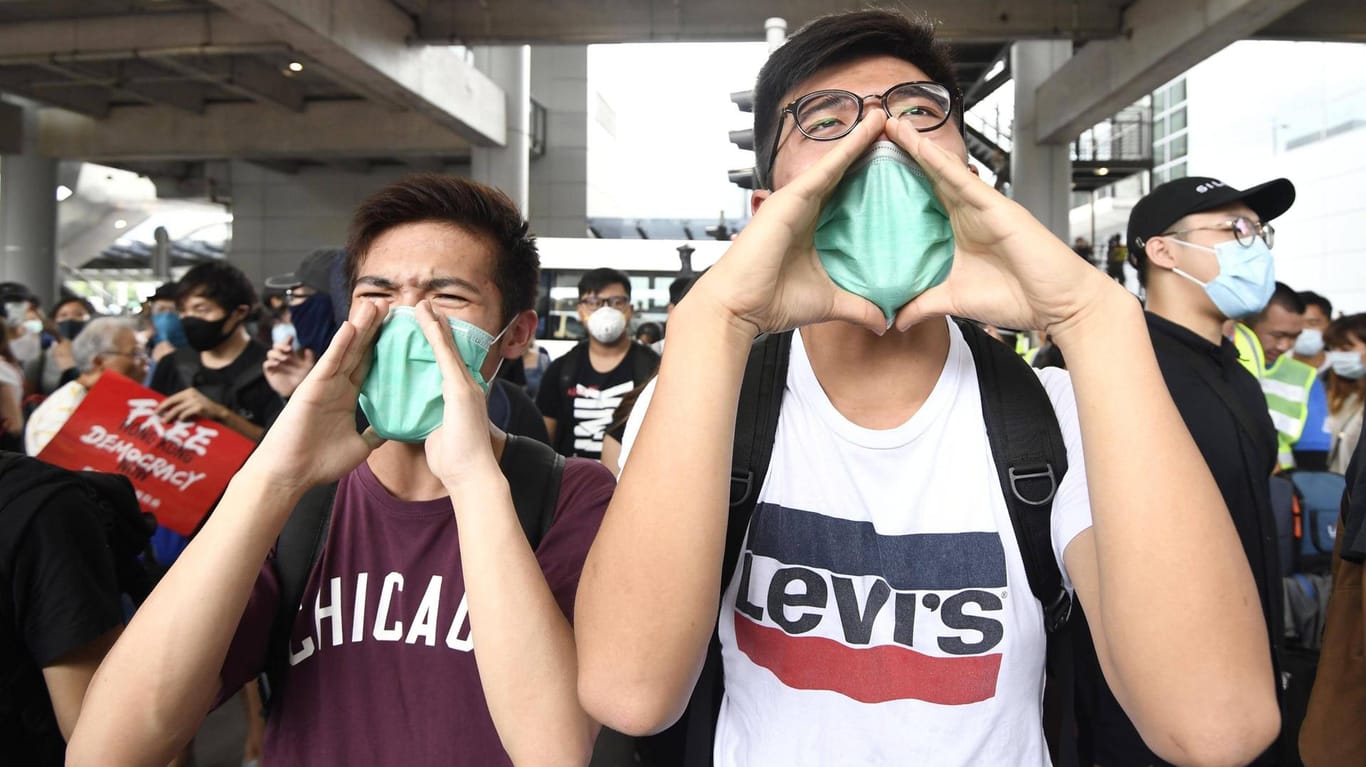Proteste am Flughafen Hongkong: Die Polizei führt strenge Kontrollen durch. (Archivbild)