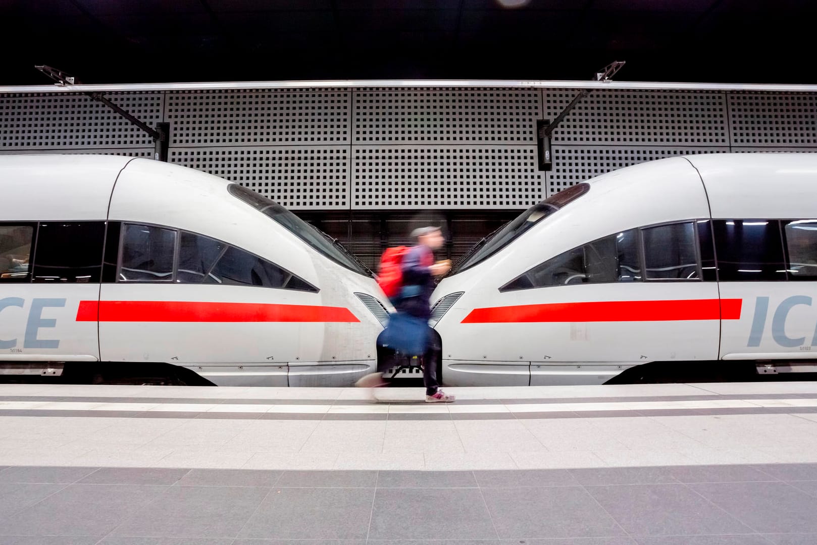 ICE hält am Bahnhof: Die Bahn erwartet einen enormen Wachstumsschub vom Klimapaket der Regierung.